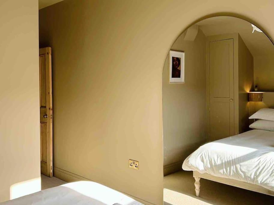 Luxury City Centre Townhouse - Sleeps 6 Chester Kültér fotó