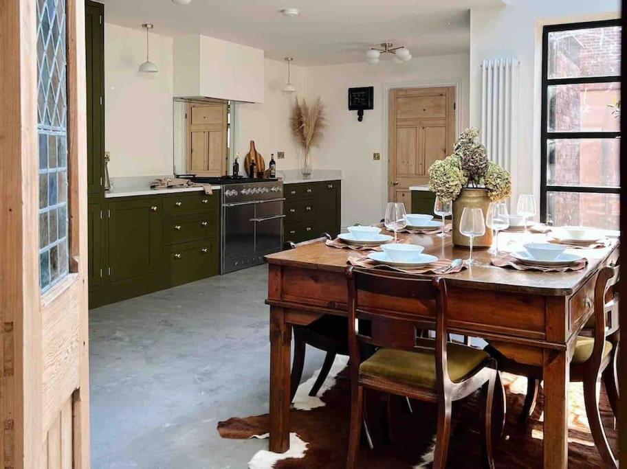 Luxury City Centre Townhouse - Sleeps 6 Chester Kültér fotó