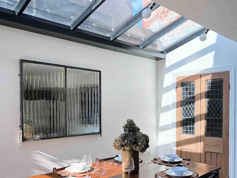 Luxury City Centre Townhouse - Sleeps 6 Chester Kültér fotó