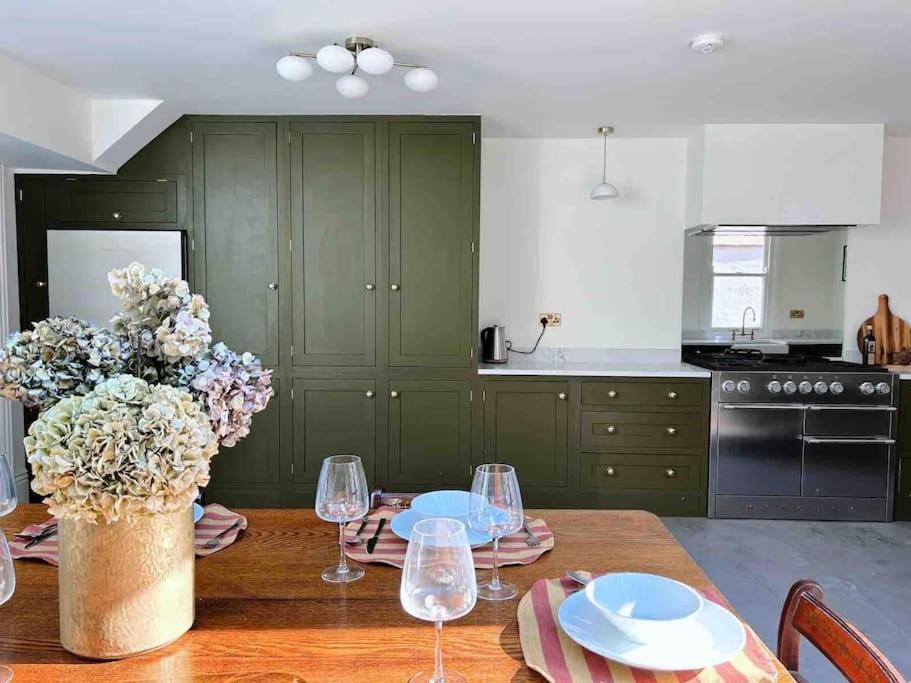Luxury City Centre Townhouse - Sleeps 6 Chester Kültér fotó