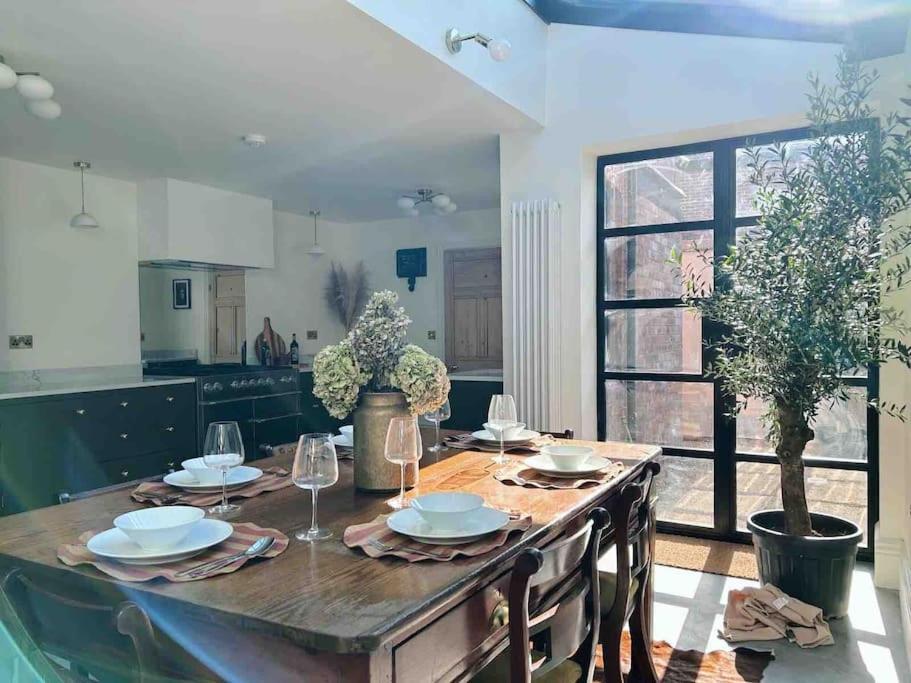 Luxury City Centre Townhouse - Sleeps 6 Chester Kültér fotó