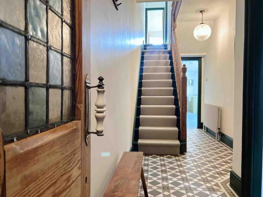 Luxury City Centre Townhouse - Sleeps 6 Chester Kültér fotó